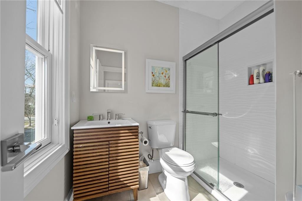 12 University Avenue Property Photo 29