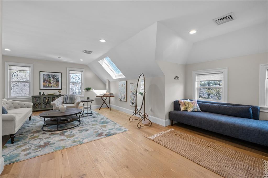 12 University Avenue Property Photo 32