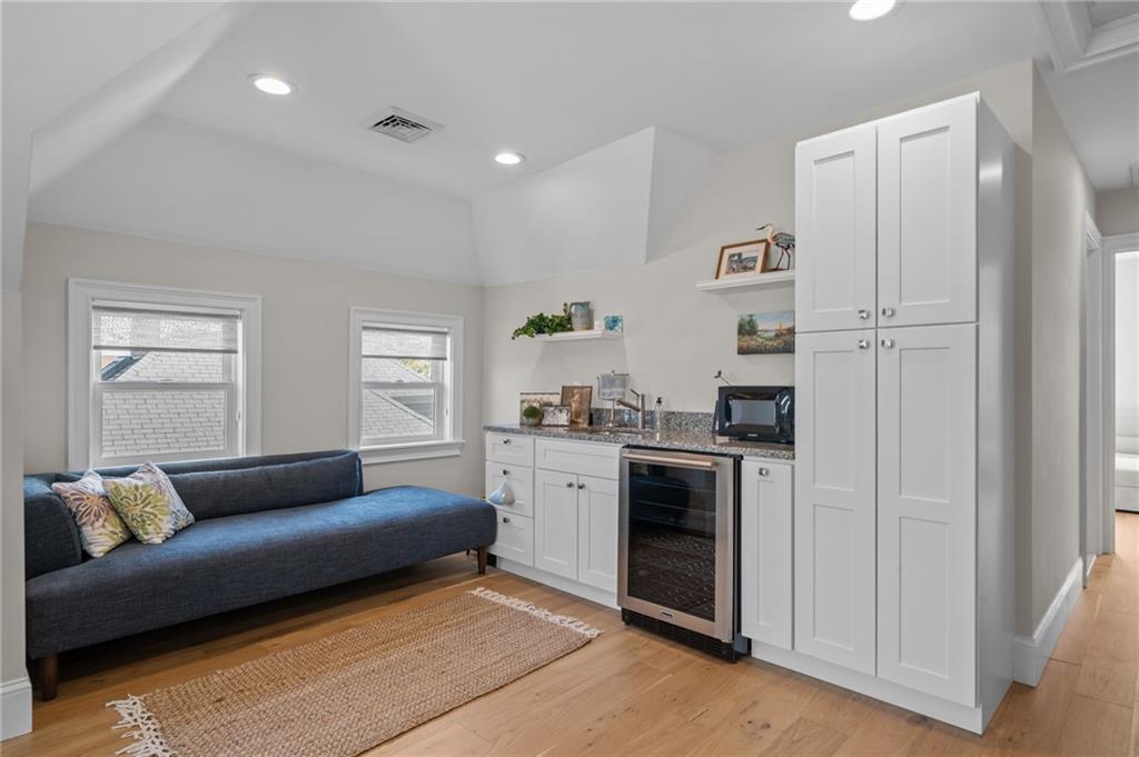 12 University Avenue Property Photo 33