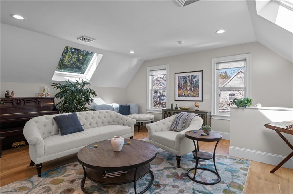 12 University Avenue Property Photo 34