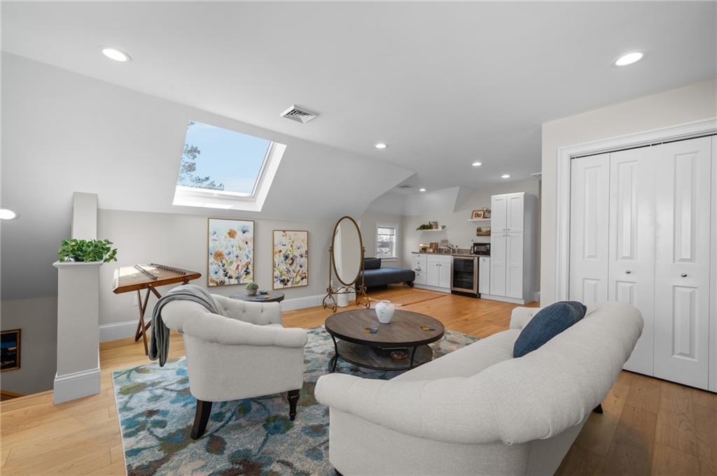 12 University Avenue Property Photo 37