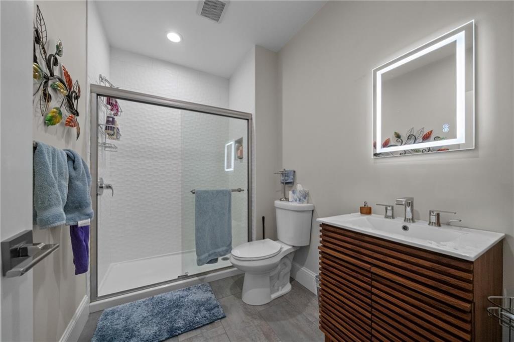 12 University Avenue Property Photo 39