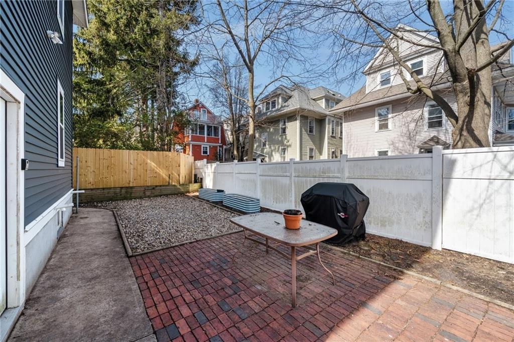 12 University Avenue Property Photo 41