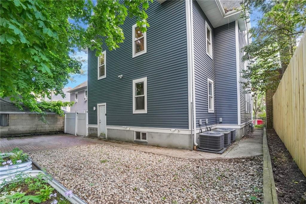 12 University Avenue Property Photo 42