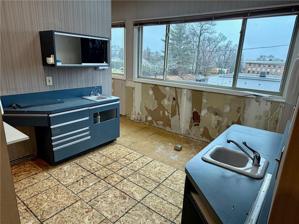 1090 New London Avenue Unit 5 Property Photo 17