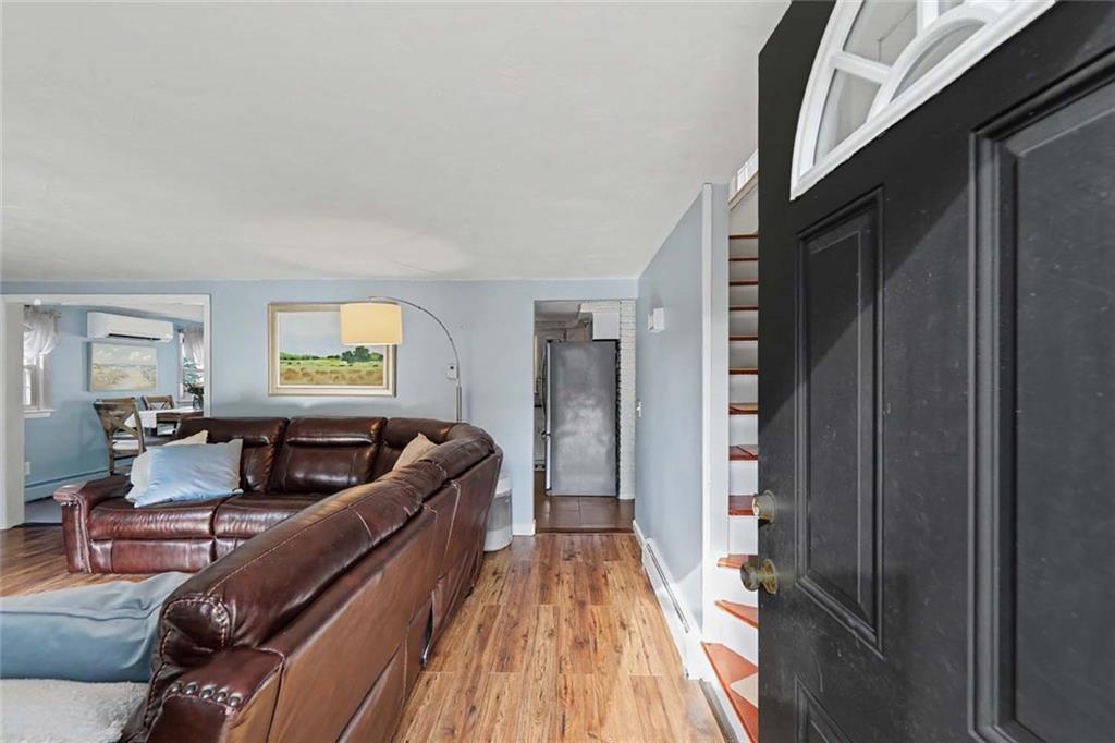 114 England Street Property Photo 6