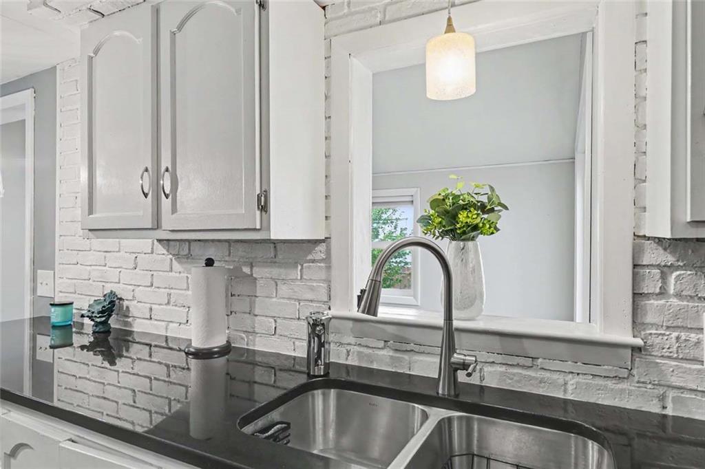 114 England Street Property Photo 22