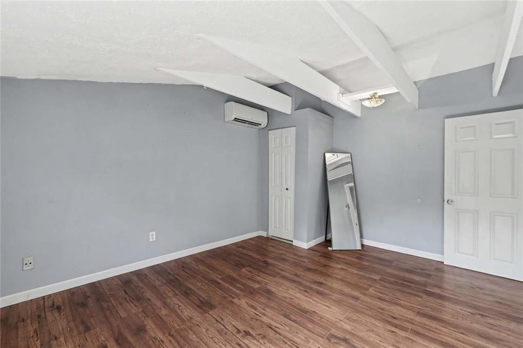 114 England Street Property Photo 35