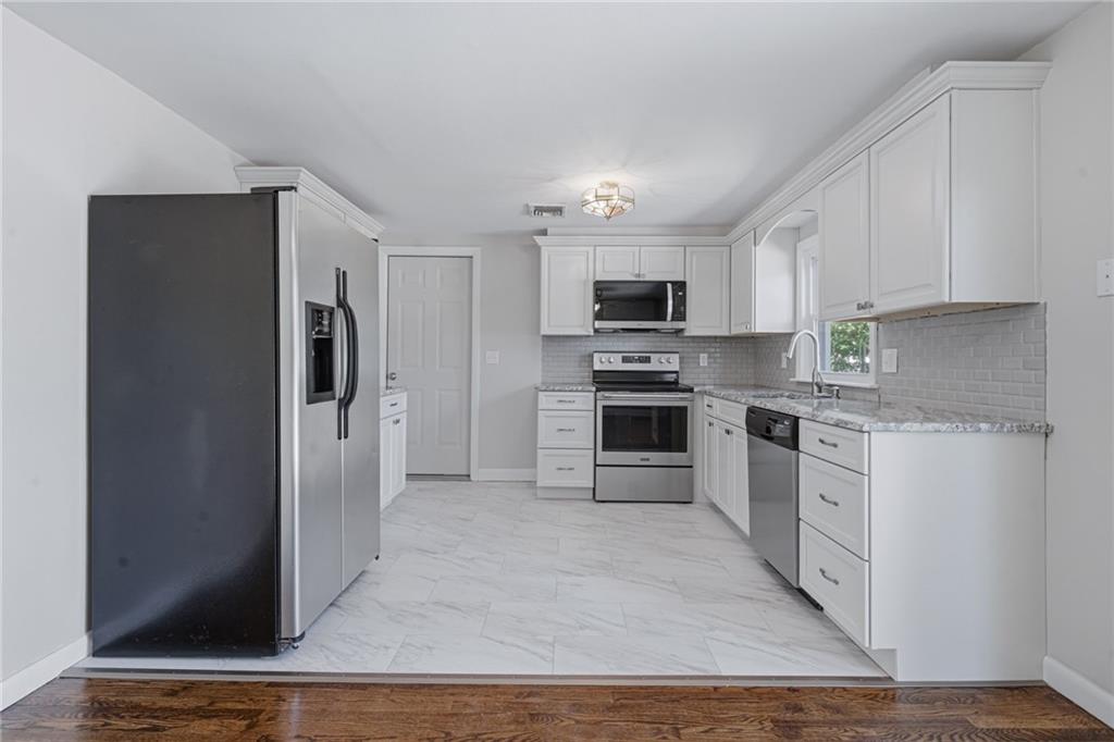 132 Potowomut Road Property Photo 4