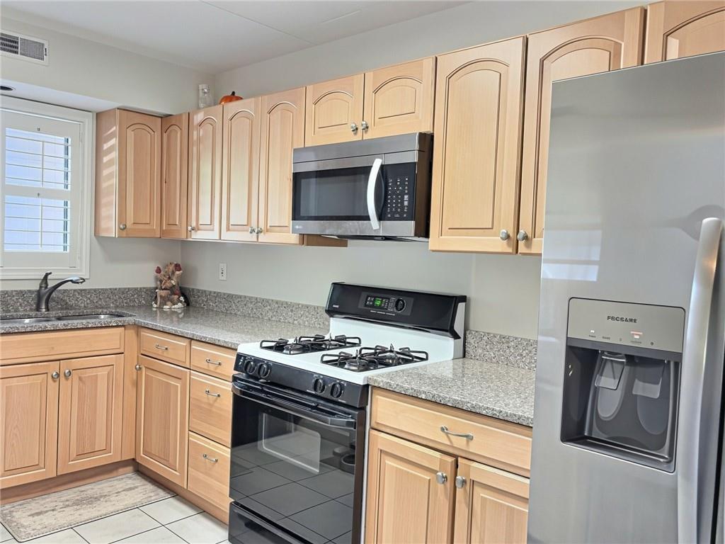 650 East Greenwich Avenue Unit 7-109 Property Photo 2