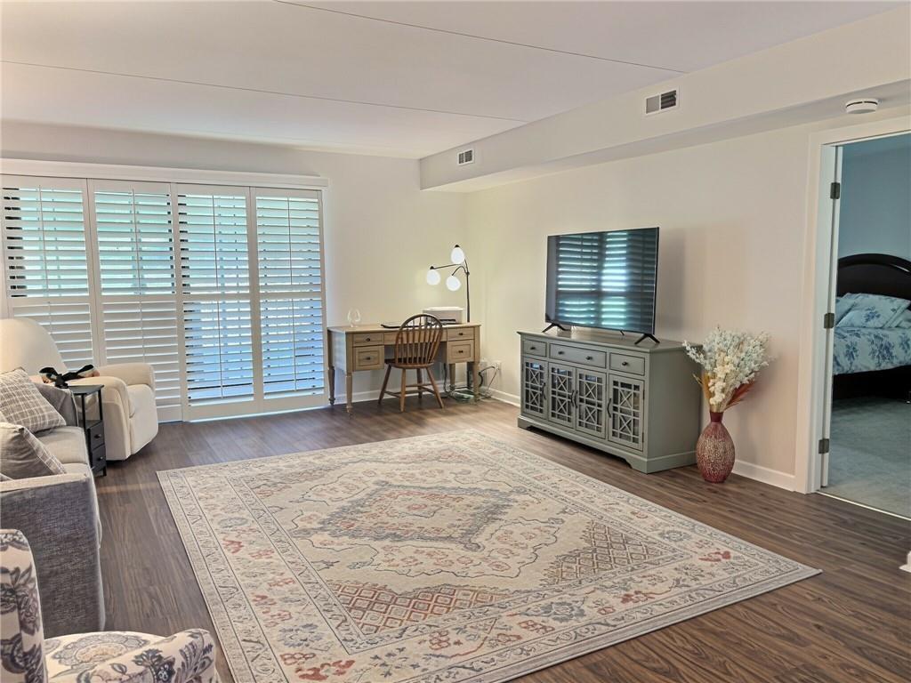 650 East Greenwich Avenue Unit 7-109 Property Photo 4