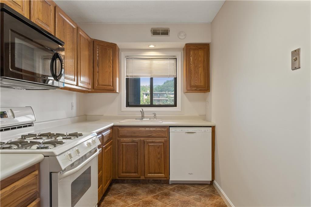 650 East Greenwich Avenue Unit 5-405 Property Photo 6