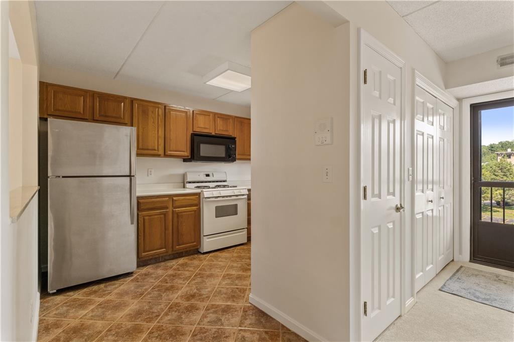 650 East Greenwich Avenue Unit 5-405 Property Photo 7