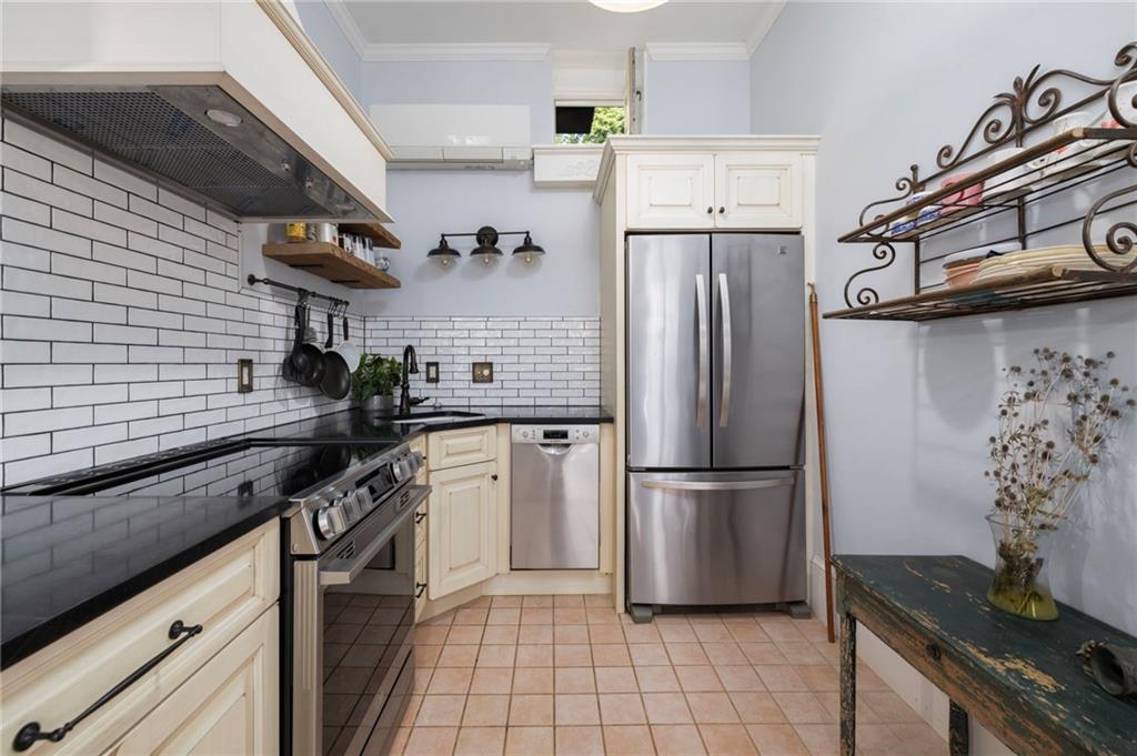 78 Coggeshall Avenue Unit 3 Property Photo 12
