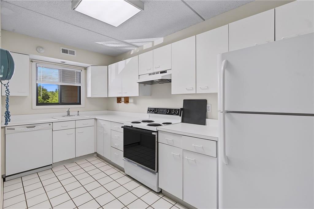 650 East Greenwich Avenue Unit 7-207 Property Photo 2