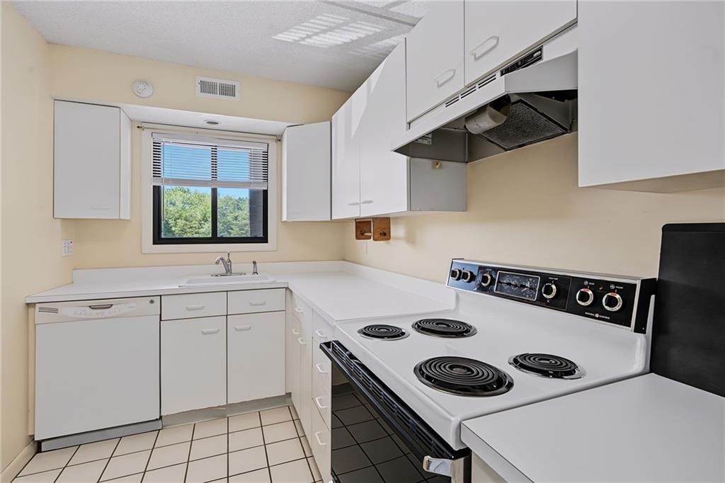 650 East Greenwich Avenue Unit 7-207 Property Photo 3
