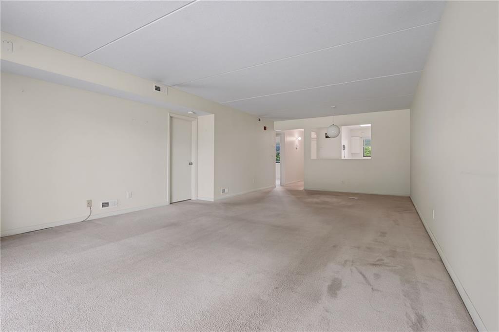 650 East Greenwich Avenue Unit 7-207 Property Photo 8