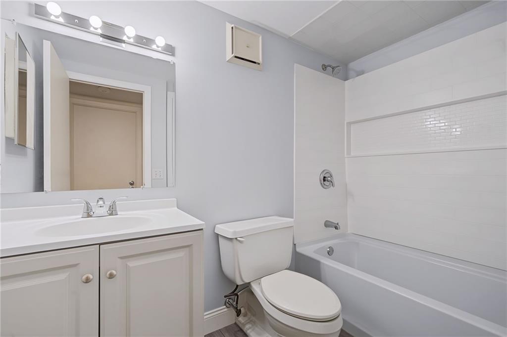 650 East Greenwich Avenue Unit 7-207 Property Photo 15