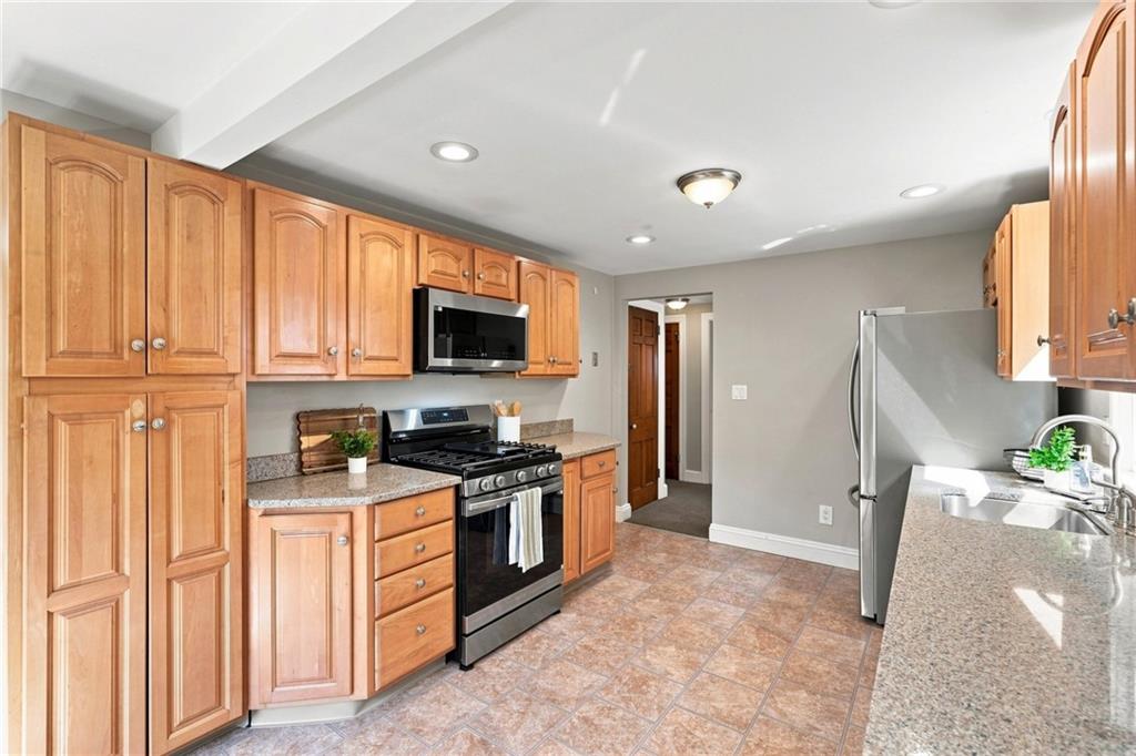36 Newfield Avenue Property Photo 8