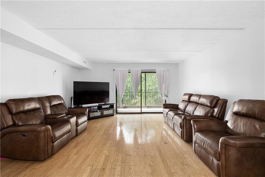650 East Greenwich Avenue Unit 6-204 Property Photo 7