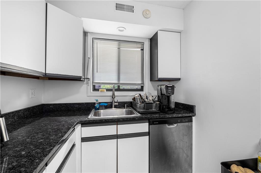 650 East Greenwich Avenue Unit 6-204 Property Photo 11