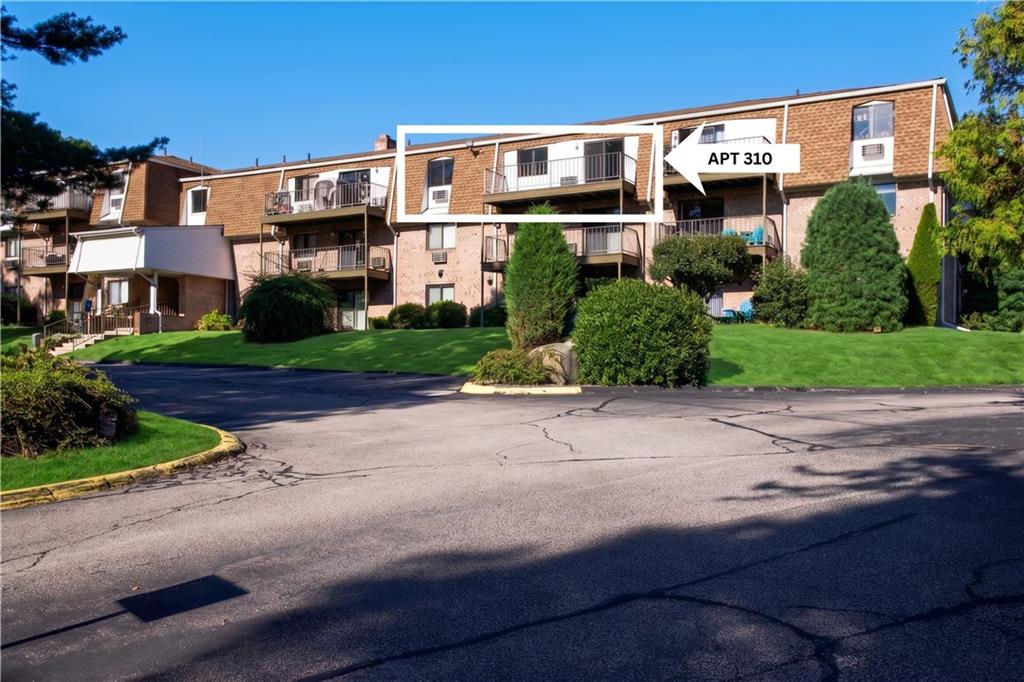 752 Quaker Lane Unit A310 Property Photo 4