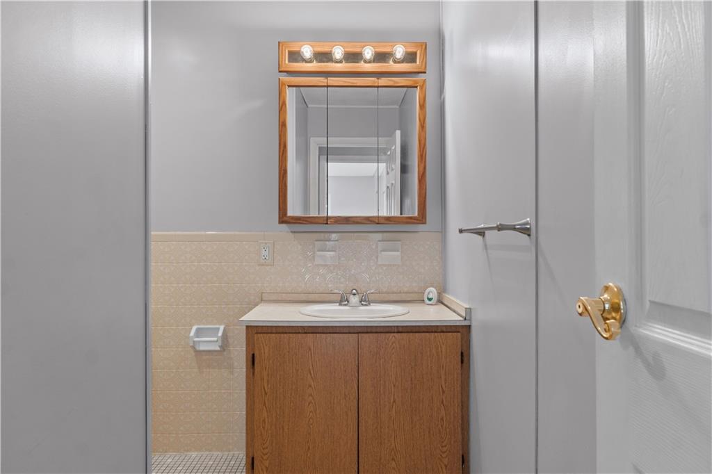 752 Quaker Lane Unit A310 Property Photo 24