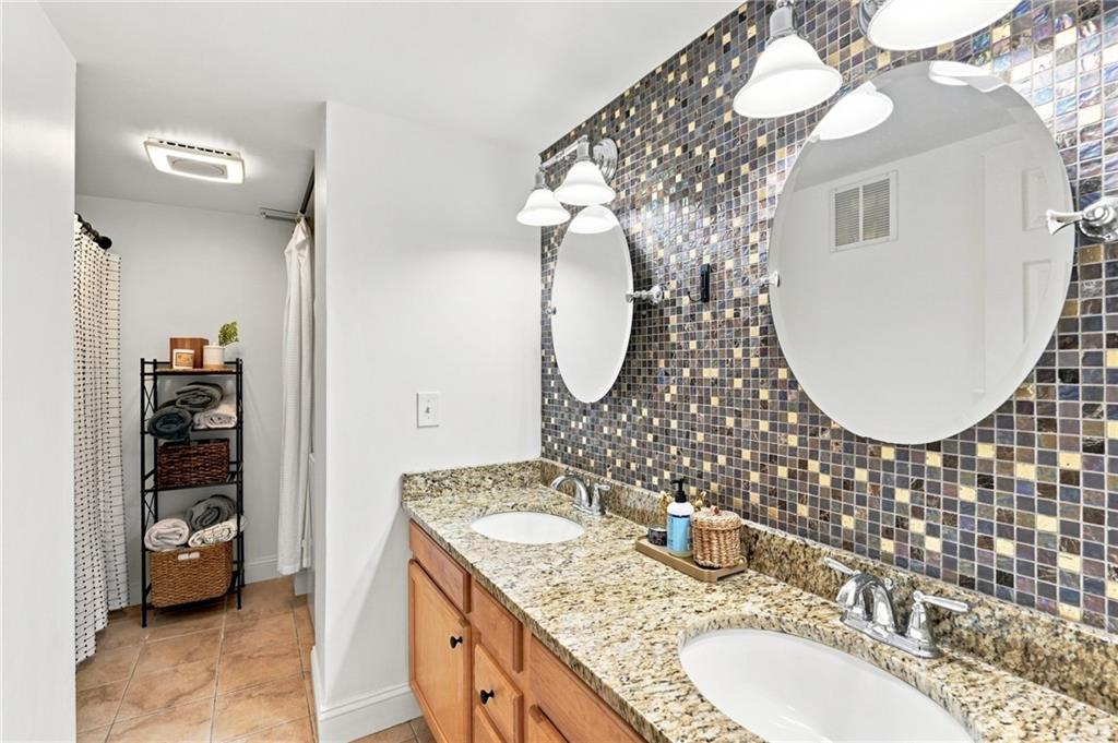125 Van Zandt Avenue Unit 201 Property Photo 30