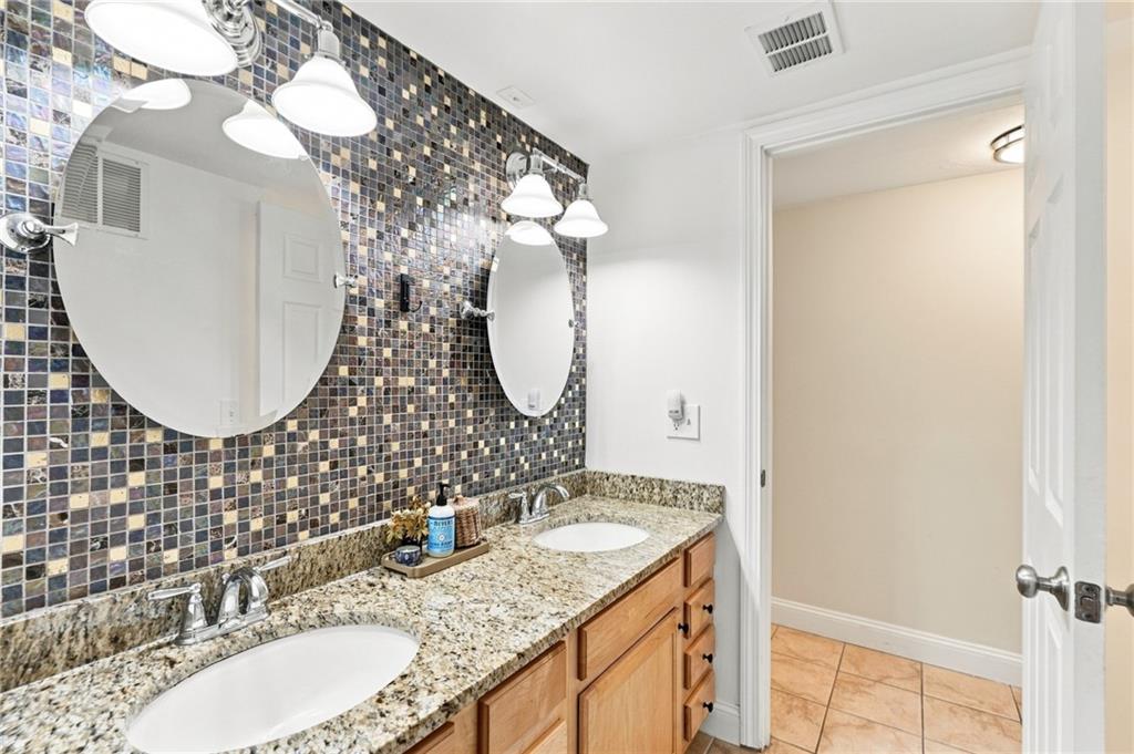 125 Van Zandt Avenue Unit 201 Property Photo 31