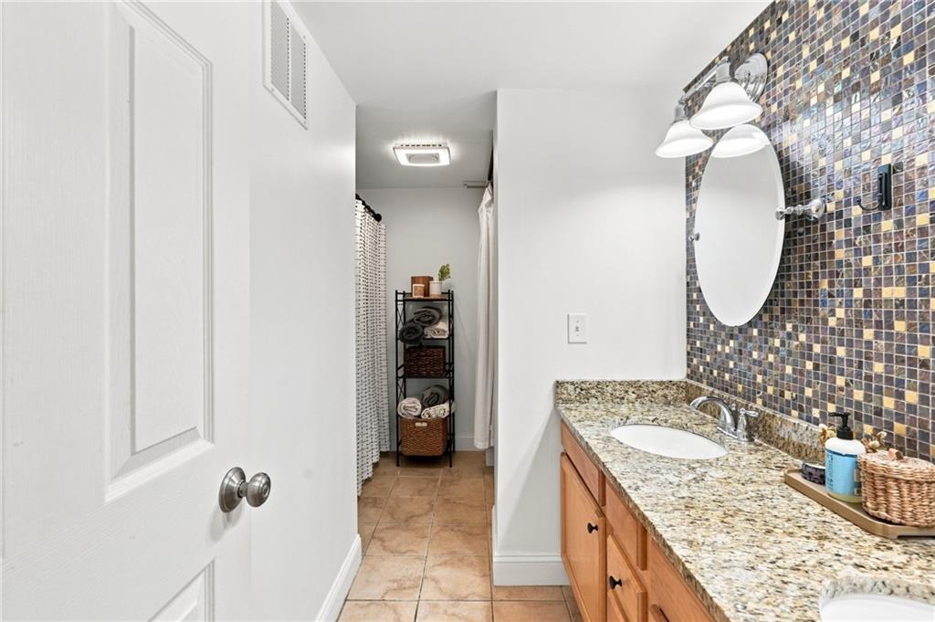 125 Van Zandt Avenue Unit 201 Property Photo 32