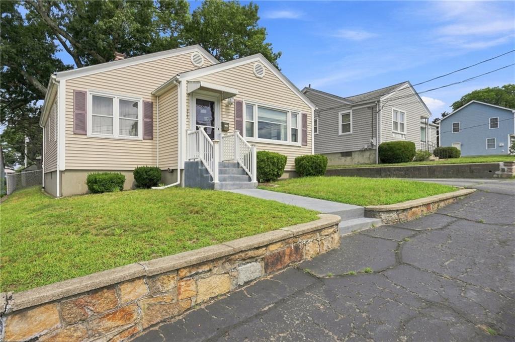 219 Grosvenor Avenue Property Photo 2