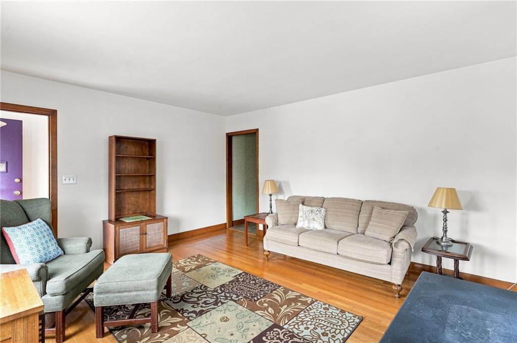219 Grosvenor Avenue Property Photo 6