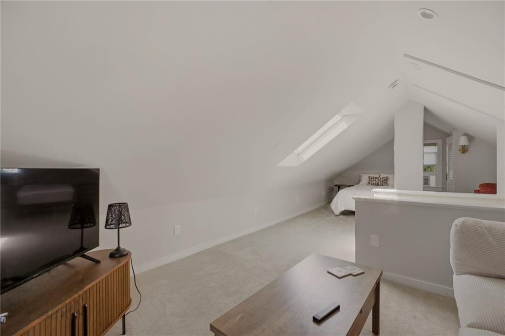 629 Thames Street Unit 2 Property Photo 22