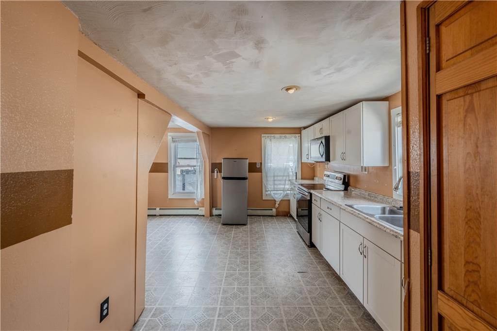 738 Lonsdale Avenue Property Photo 3