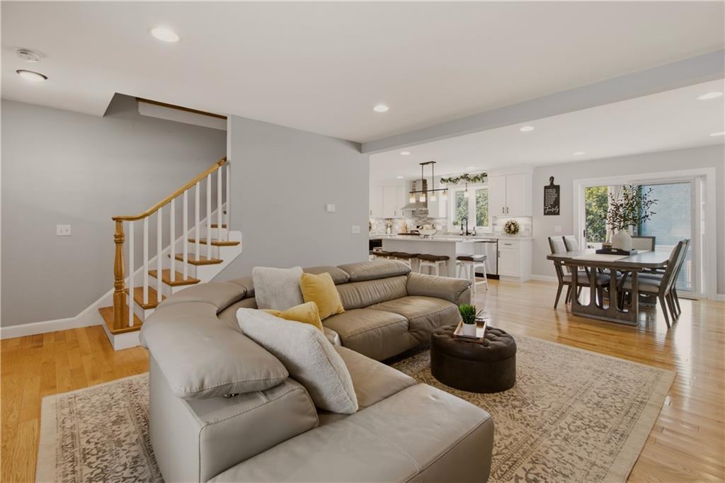 459 Louise Street Property Photo 8