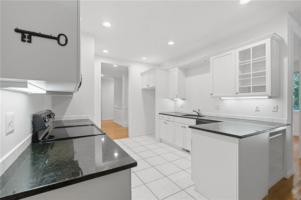 170 Pine Glen Drive Property Photo 4