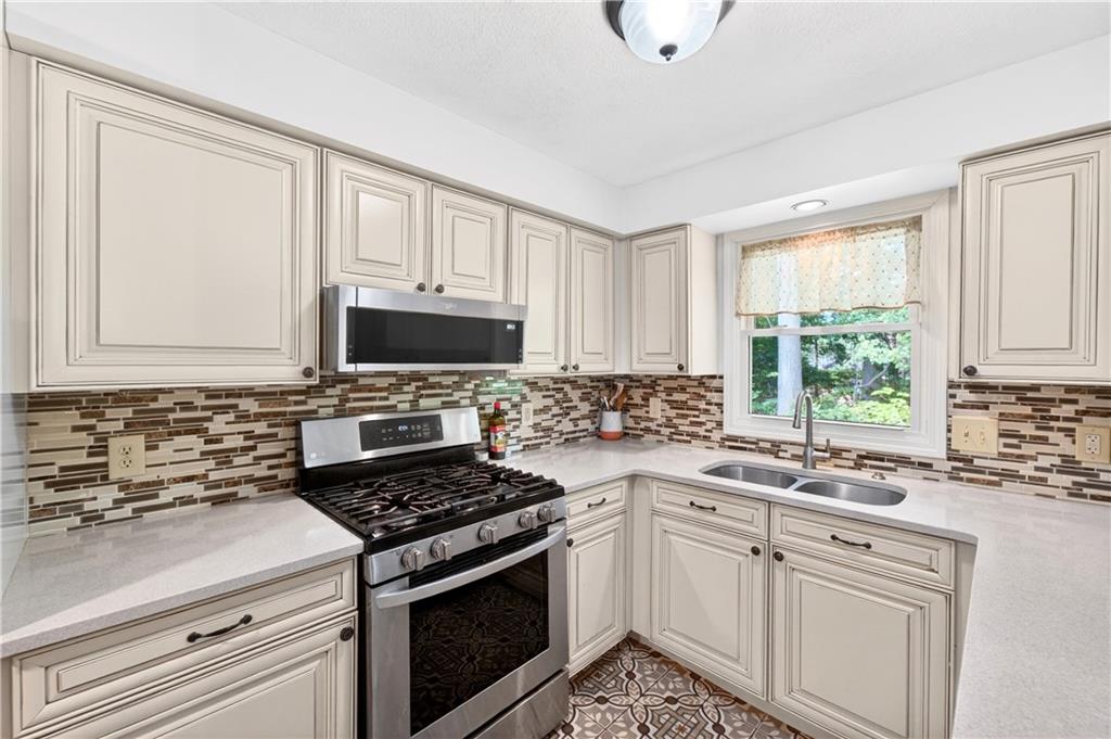 143 Oak Park Drive Property Photo 8