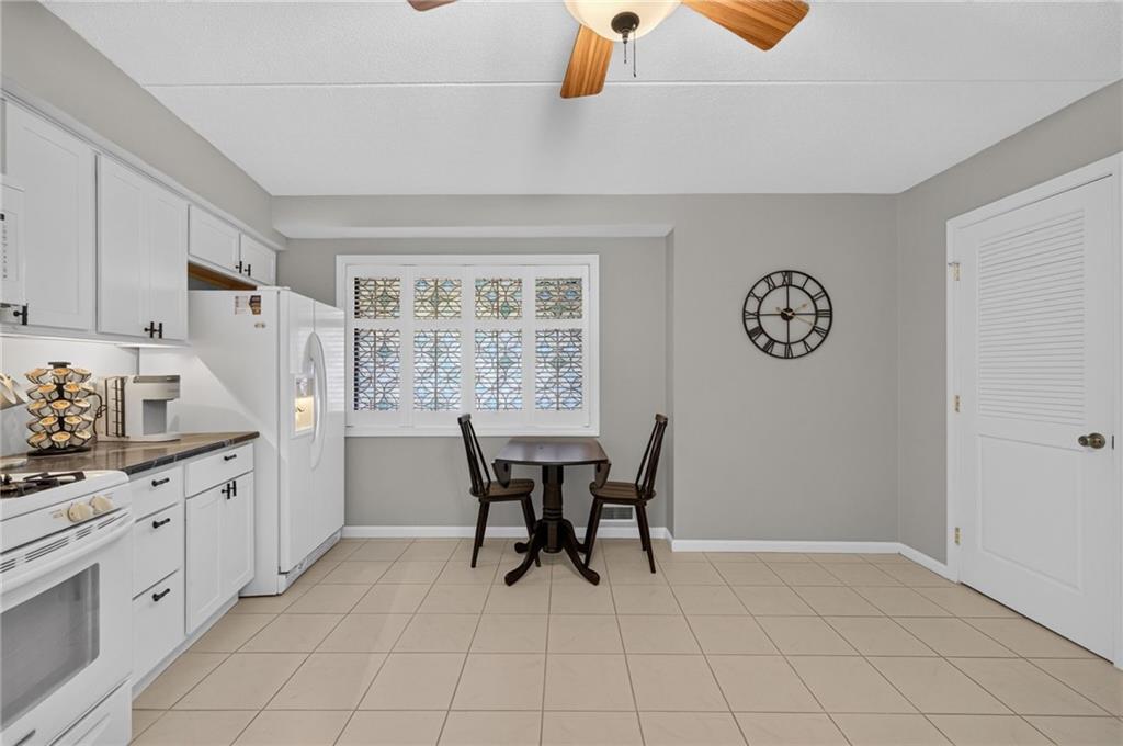 650 East Greenwich Avenue Unit 3/405 Property Photo 14