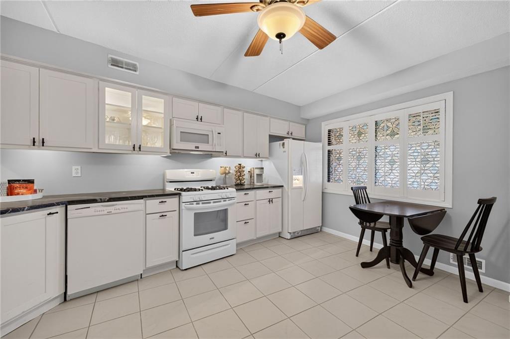 650 East Greenwich Avenue Unit 3/405 Property Photo 15