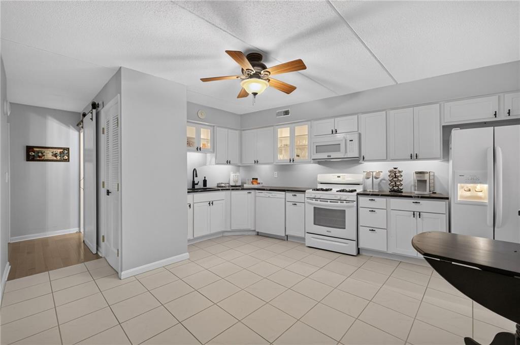 650 East Greenwich Avenue Unit 3/405 Property Photo 17