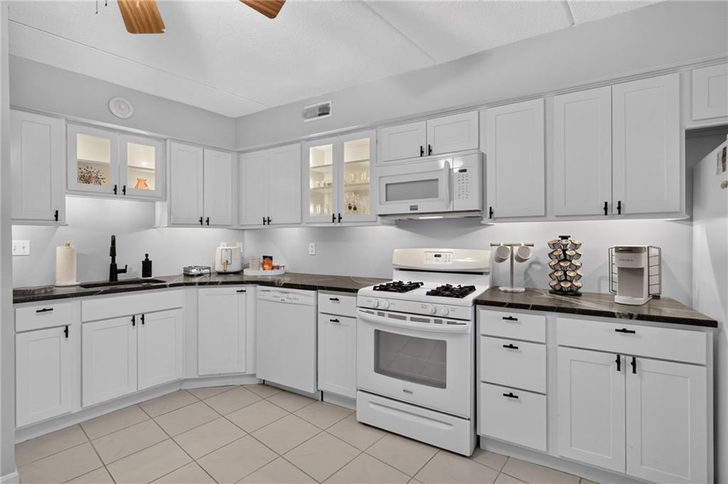 650 East Greenwich Avenue Unit 3/405 Property Photo 18