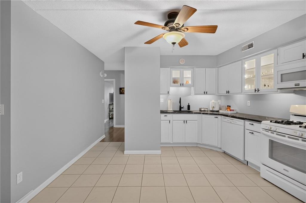 650 East Greenwich Avenue Unit 3/405 Property Photo 20
