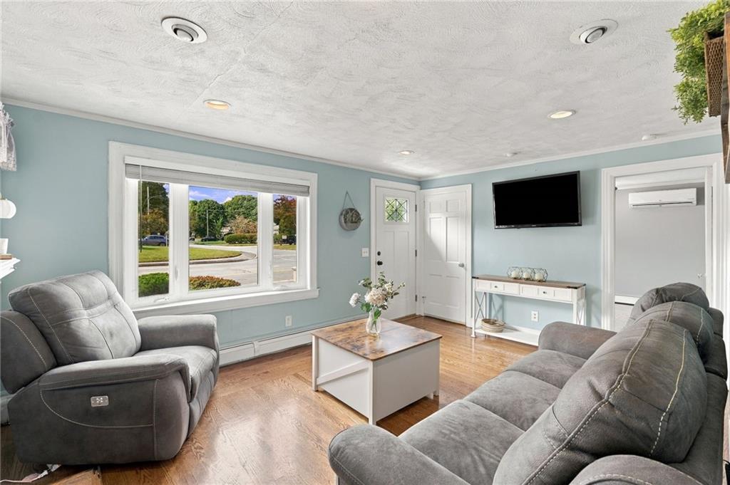 1040 Greenwich Avenue Property Photo 3