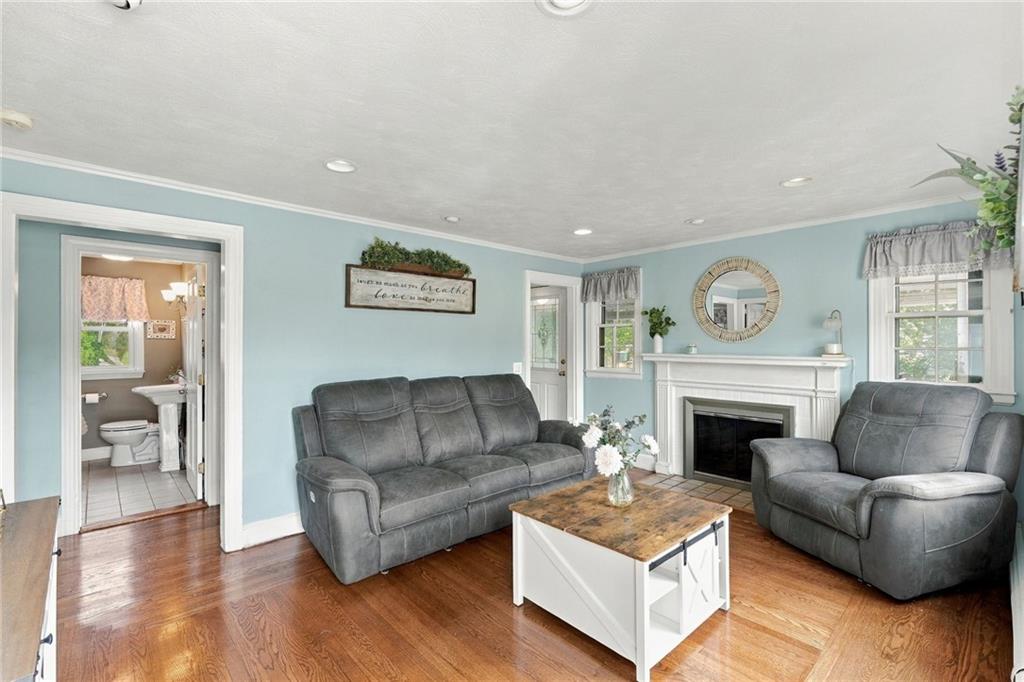 1040 Greenwich Avenue Property Photo 4