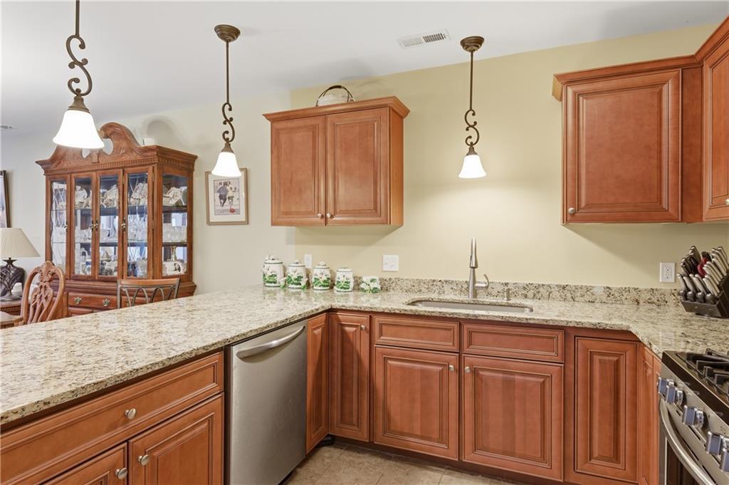 2503 Village Green Circle Property Photo 6