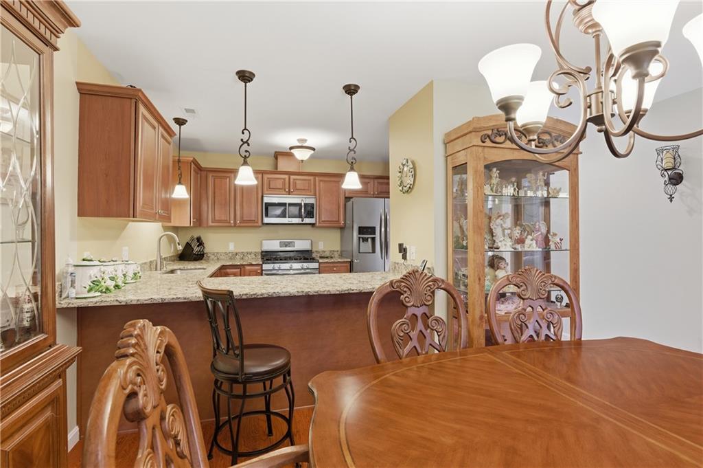 2503 Village Green Circle Property Photo 8