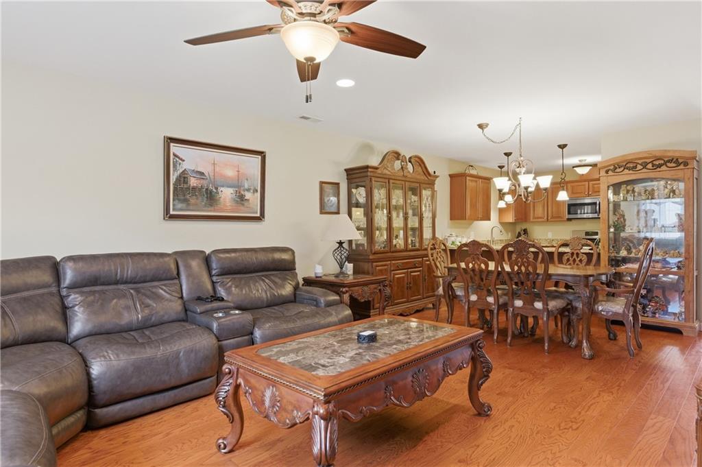 2503 Village Green Circle Property Photo 9