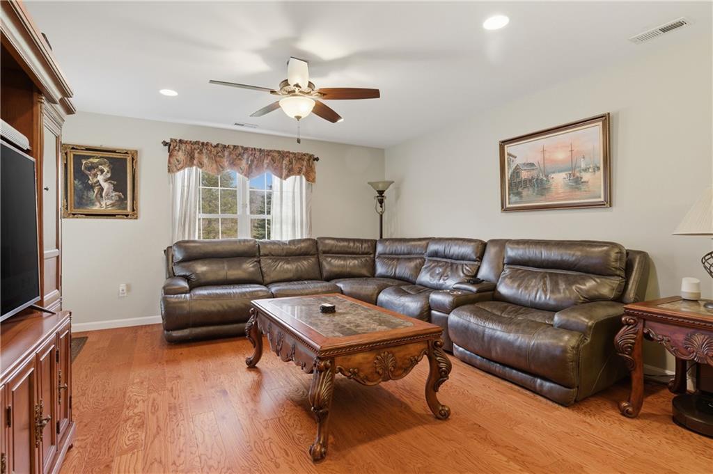 2503 Village Green Circle Property Photo 11