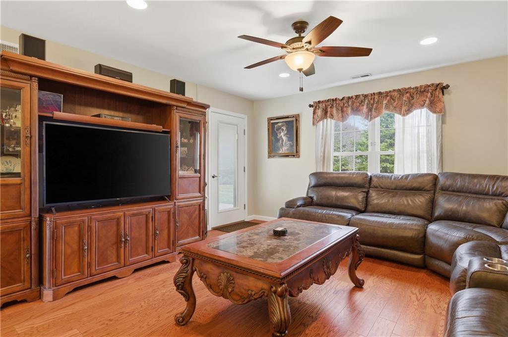 2503 Village Green Circle Property Photo 12