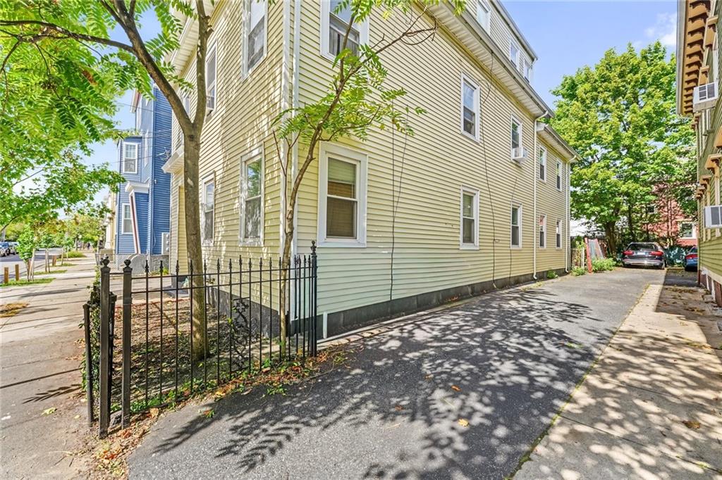211 Carpenter Street Property Photo 2